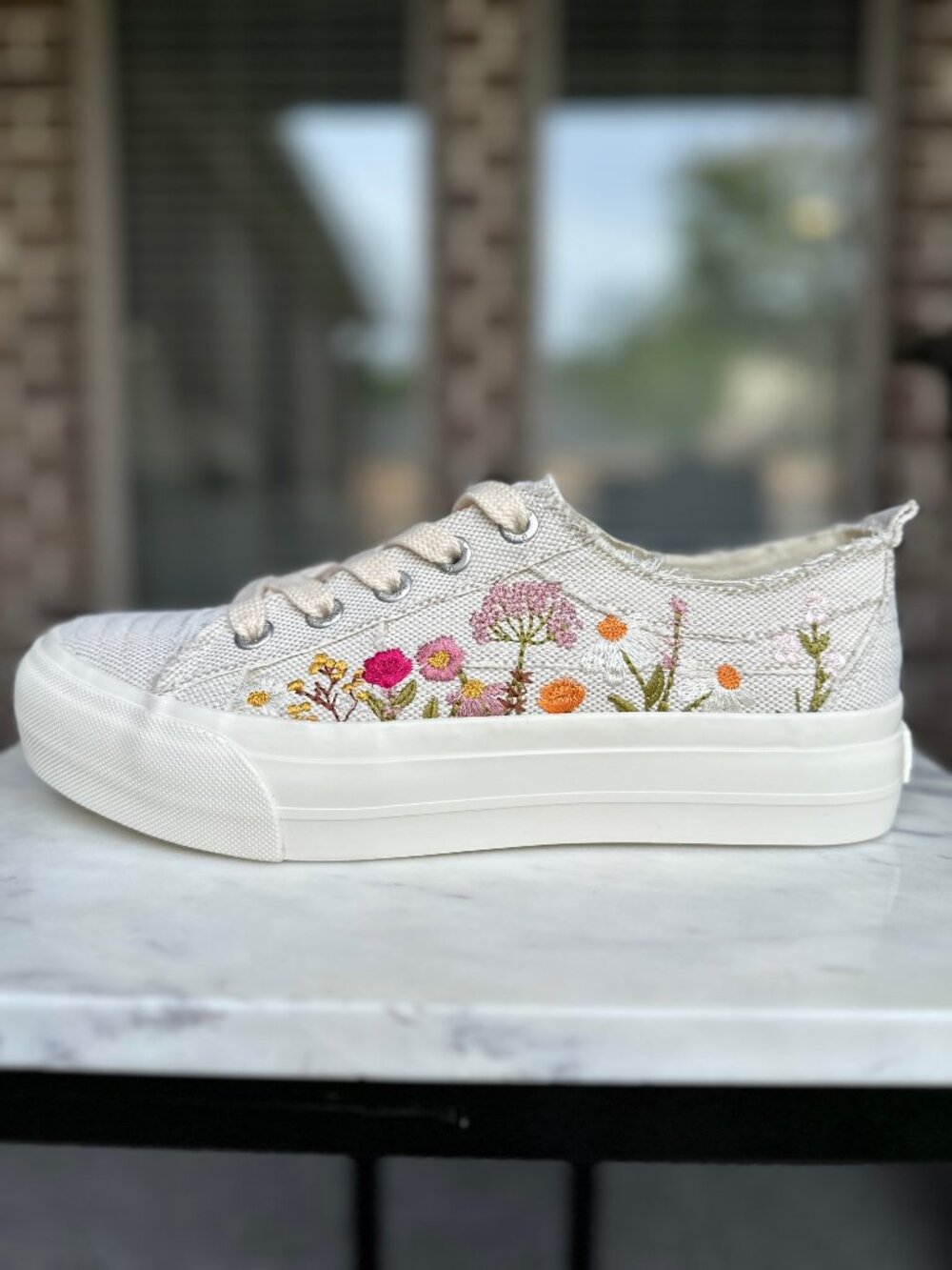 Blowfish Malibu Sadie-Sun Floral Sneakers Embroidery Cream Women's Size 10 NEW - Picture 2 of 14
